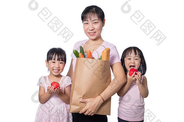 亚洲女人女儿携带食品杂货孤立的白色背景