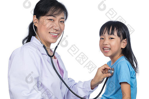 亚洲女医生检查中国人女孩听诊器孤立的白色背景