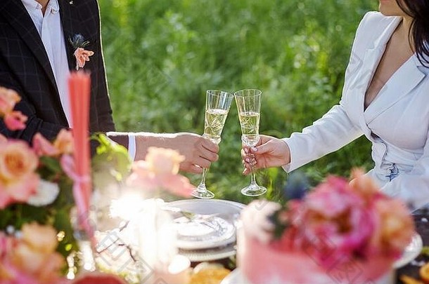 时尚的婚礼野餐蛋糕香槟
