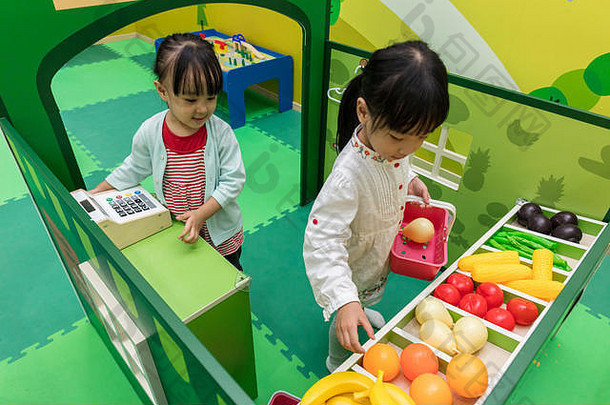亚洲中国人女孩角色扮演水果商店室内操场上