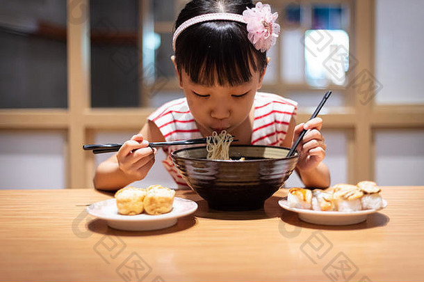亚洲中国人女孩吃拉面面条日本餐厅