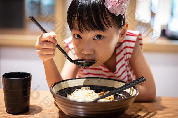 亚洲中国人女孩吃拉面面条日本餐厅