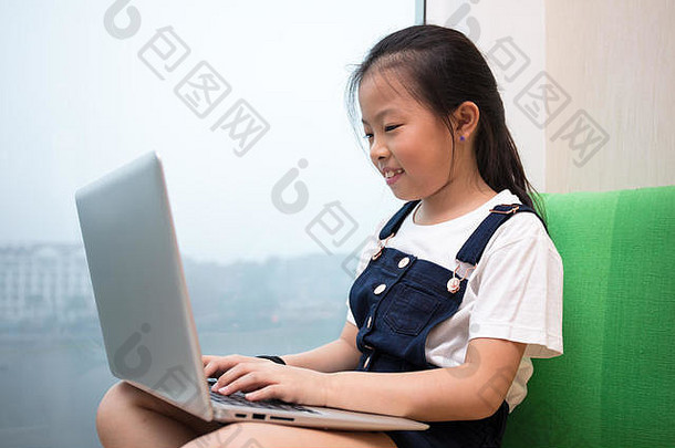 亚洲中国人女孩移动PC窗台上首页