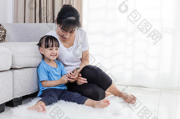 亚洲中国人妈妈。女儿智能<strong>手机</strong>地板上首页