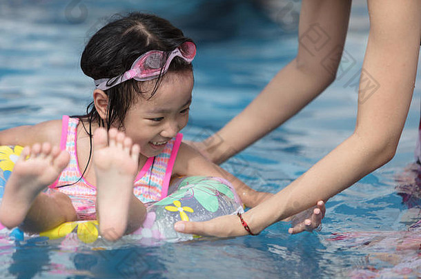 亚洲中国人女孩玩游泳池户外