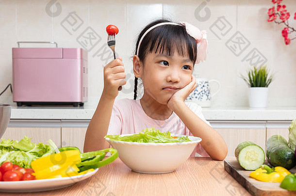 亚洲中国人女孩吃沙拉厨房首页