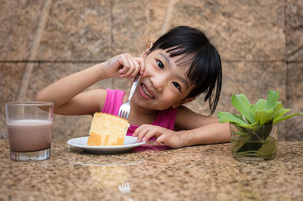 亚洲中国人女孩吃美味的蛋糕首页