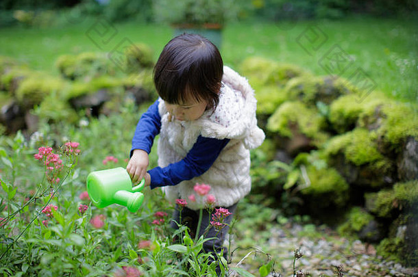 婴儿女孩假装玩花园