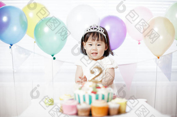 婴儿女孩庆祝生日