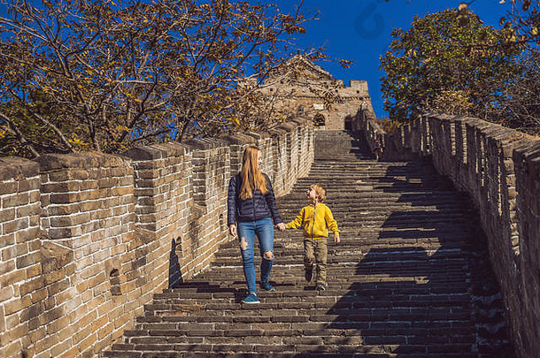 快乐快乐的快乐的游客妈妈儿子伟大的墙中国有趣的旅行微笑笑跳舞假期旅行亚洲中国人目的地旅行孩子们中国概念