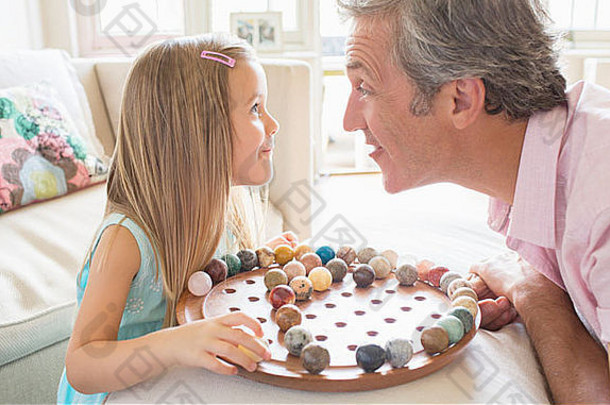 父亲女儿玩中国人跳棋