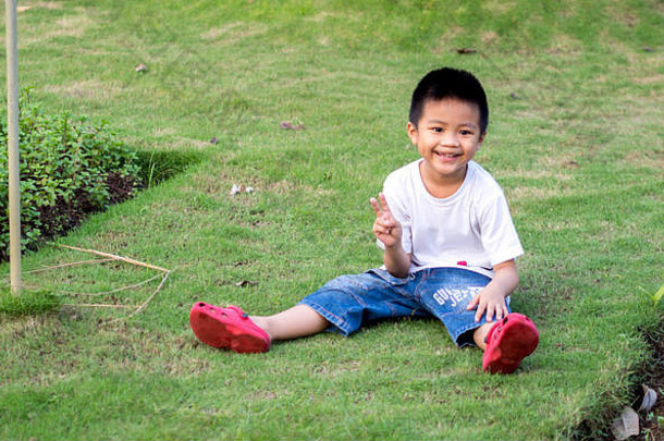 中国人孩子男孩坐草