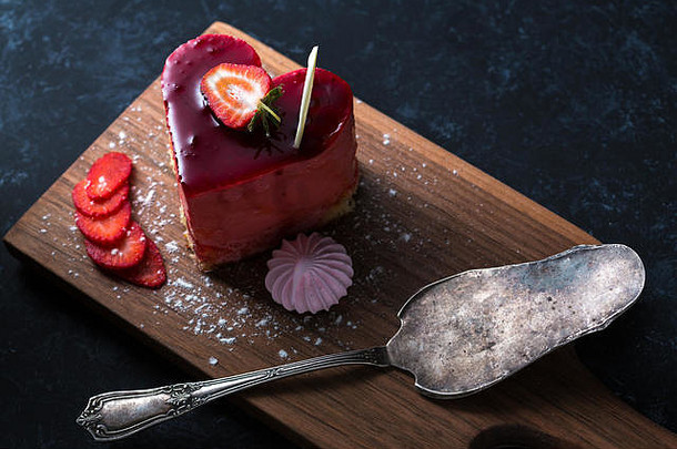 心<strong>蛋糕图片</strong>可爱的美味的心蛋糕红色的彩色的芝士蛋糕板木表格