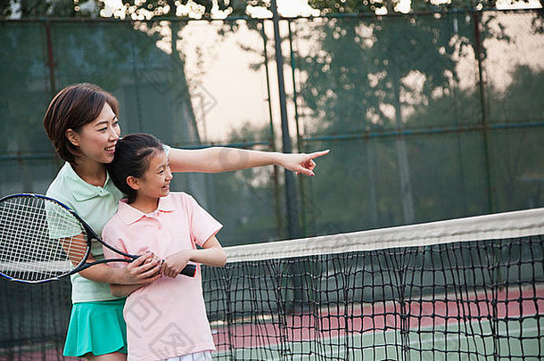 妈妈。女儿玩网球