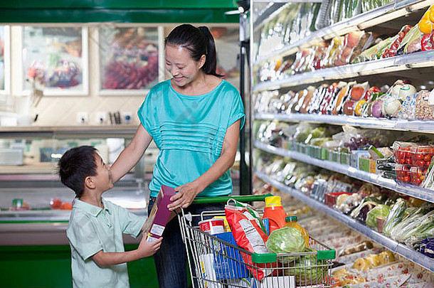 妈妈。儿子购物食品杂货超市北京