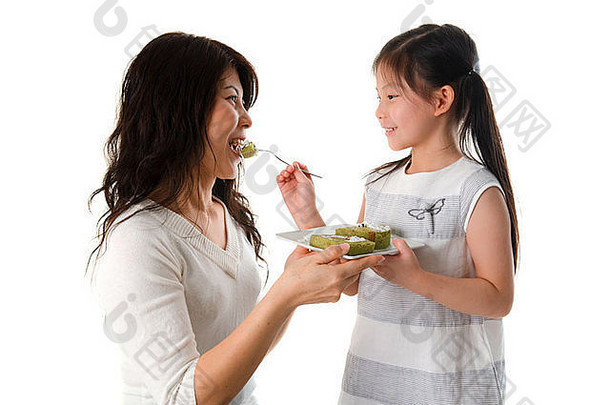 亚洲中国人女儿喂养妈妈。成键