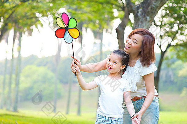 亚洲家庭玩风车户外公园