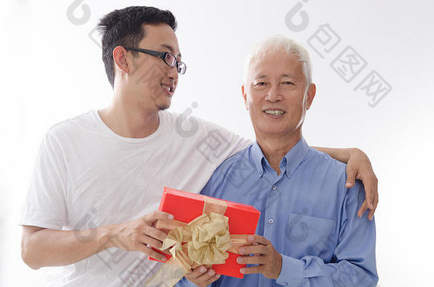 亚洲上了年纪的父亲儿子手持有现在微笑站孤立的白色背景