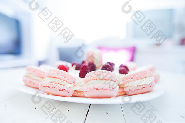 树莓蛋糕马卡龙首页美味的水果手工制作的甜点