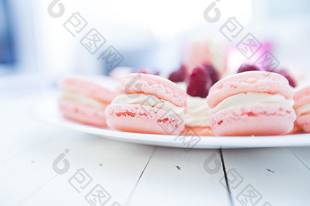 蛋糕马卡龙美味的手工制作的甜点树莓