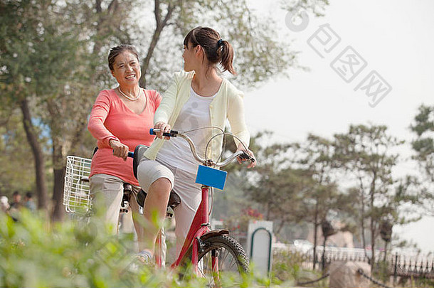 祖母（外）孙女骑串联自行车北京