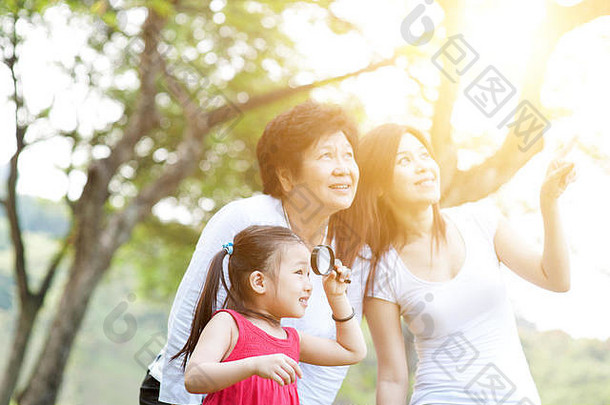 肖像多一代又一代亚洲家庭公园祖母妈妈。女儿户外有趣的探索自然早....太阳耀斑背景