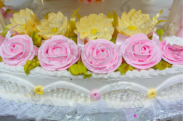 墨西哥城市mexico-january细节白色婚礼蛋糕粉红色的玫瑰黄色的花