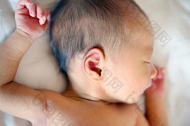 睡觉亚洲新生儿婴儿