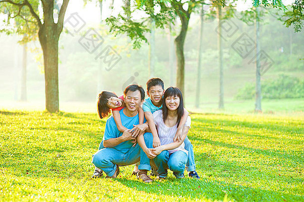 亚洲家庭肖像户外公园