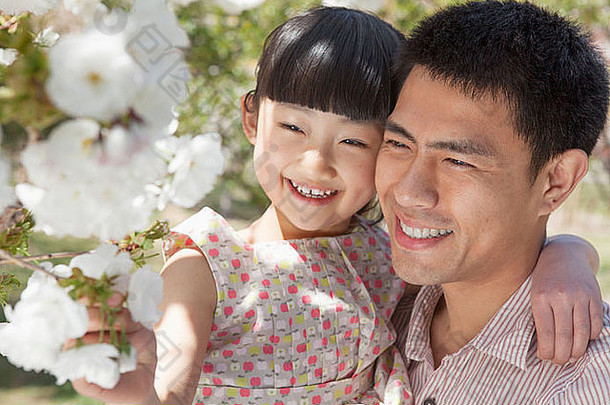 微笑父亲女儿享受樱桃花朵树公园春天