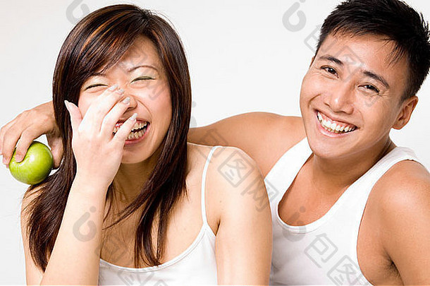 健康的亚洲夫妇分享笑话
