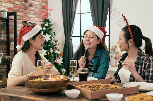 美丽的女孩食物庆祝<strong>圣诞</strong>节晚餐首页