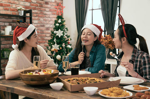 亚洲朋友坐着木表格享受<strong>圣诞</strong>节晚餐首页