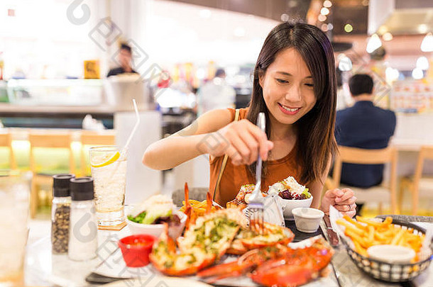 女人享受龙虾餐厅