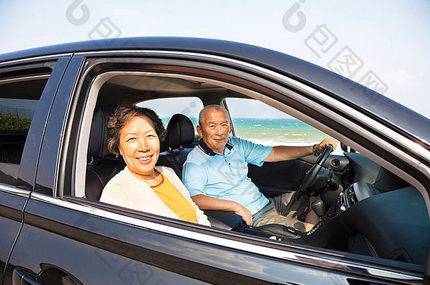 快乐老年人夫妇享受路旅行