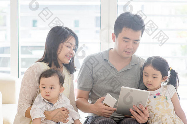 亚洲家庭平板电脑聪明的电话
