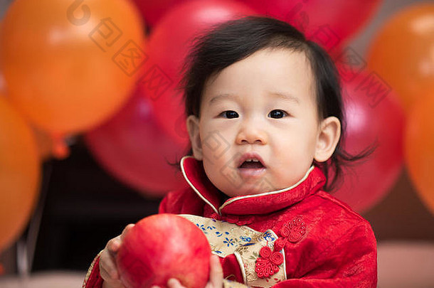 亚洲婴儿女孩庆祝生日