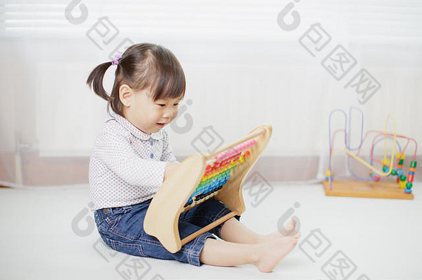 婴儿女孩玩算盘玩具首页