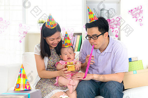 亚洲家庭庆祝婴儿生日聚会，派对完整的月亮