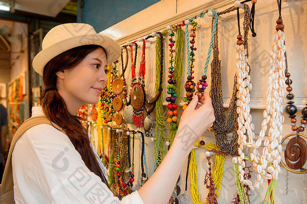 混合比赛亚洲中国人女人旅行在香港香港小镇搜索传统的漂亮的珠宝项链购买家庭假期现在地方