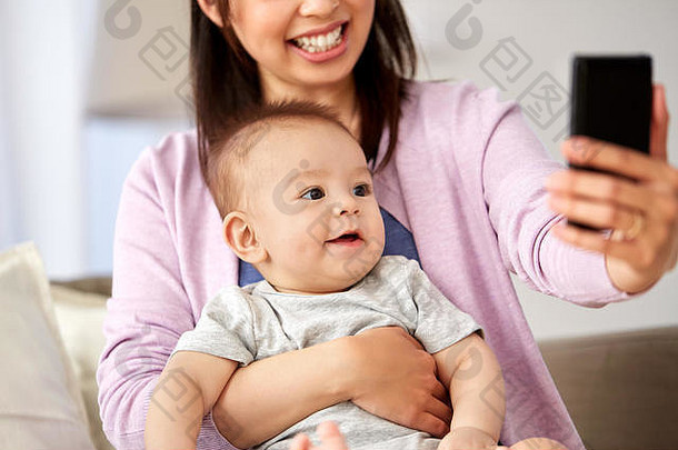 亚洲妈妈。婴儿儿子采取自拍首页