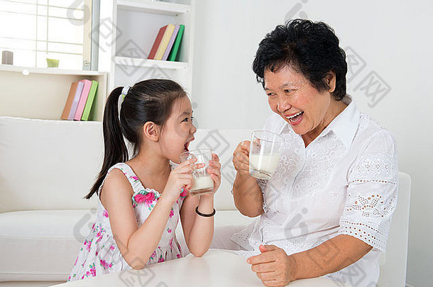 喝牛奶快乐多一代又一代亚洲家庭首页美丽的祖母（外）孙女医疗保健概念