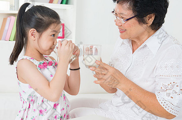 喝牛奶快乐多一代又一代亚洲家庭首页美丽的祖母（外）孙女医疗保健概念