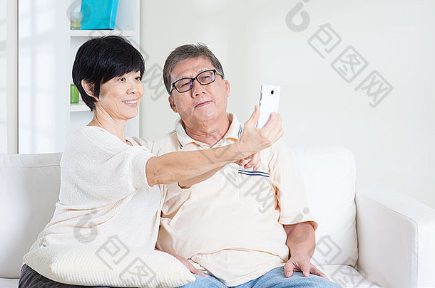 现代技术年龄人概念亚洲高级夫妇自拍智能手机拍摄家庭生活生活