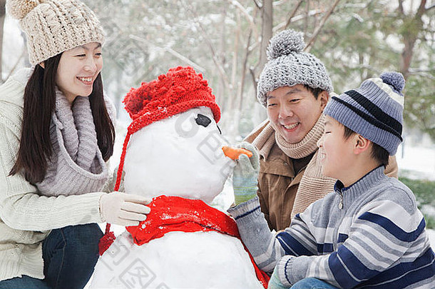 家庭使雪人公园冬天