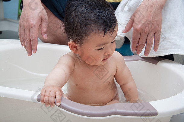 中国人父亲洗婴儿浴缸