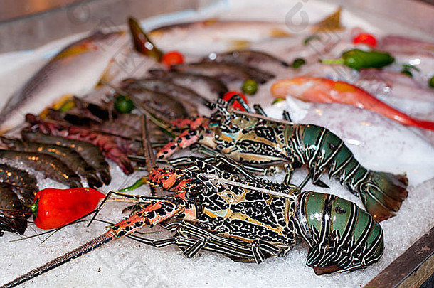 新鲜的海鲜亚洲市场龙虾虾鱼