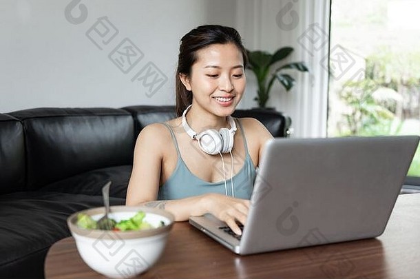 年轻的亚洲女人电脑生活房间