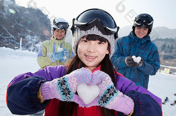 家庭滑雪度假胜地女儿显示雪心