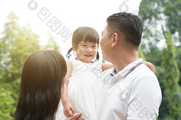 快乐父母孩子绿色公园亚洲家庭在户外活动